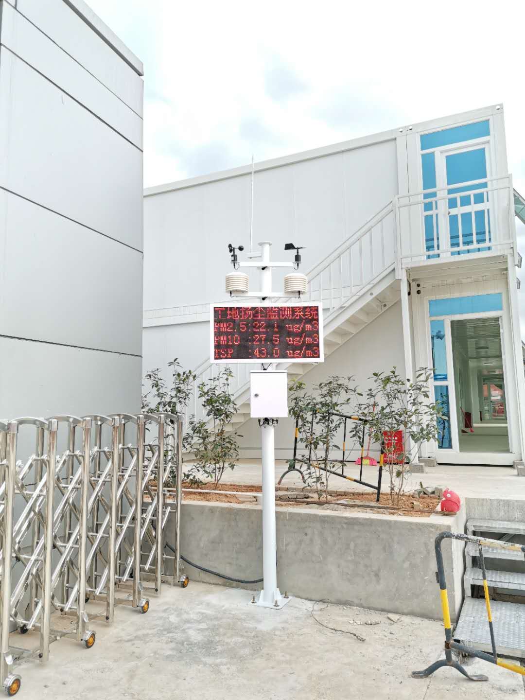 深圳市光明工地?fù)P塵監(jiān)測(cè)設(shè)備安裝案例